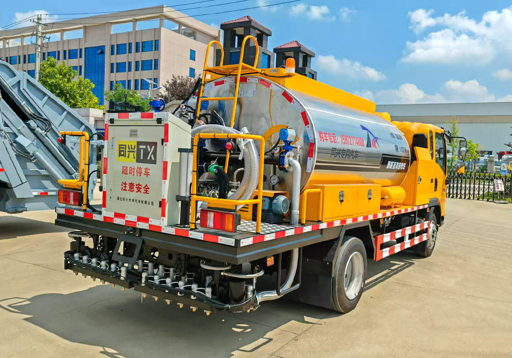 6噸重汽豪沃智能瀝青灑布車
